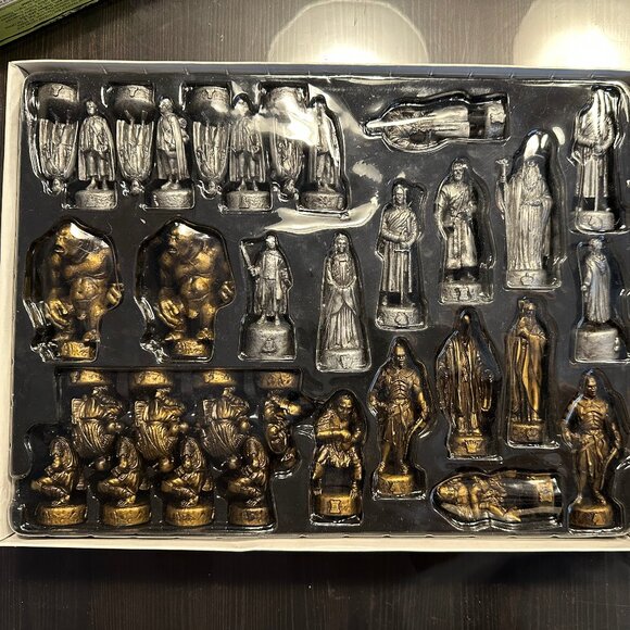 Lord of the Rings: The Fellowship of the Ring Chess Set | Hasbro/Parker Brothers - Picture 2 of 8